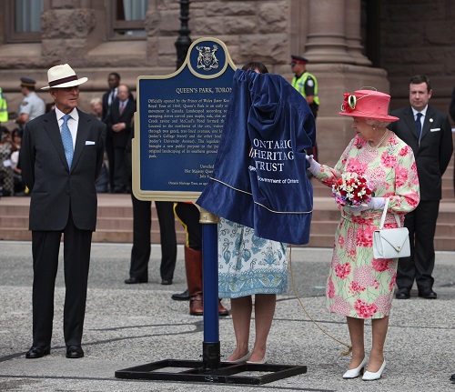 La reine Elizabeth dévoile une plaque à propos de Queen's Park, 2010