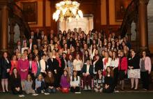 Photo des participants à lévénement «Une Assemblée remarquable» sur le grand escalier