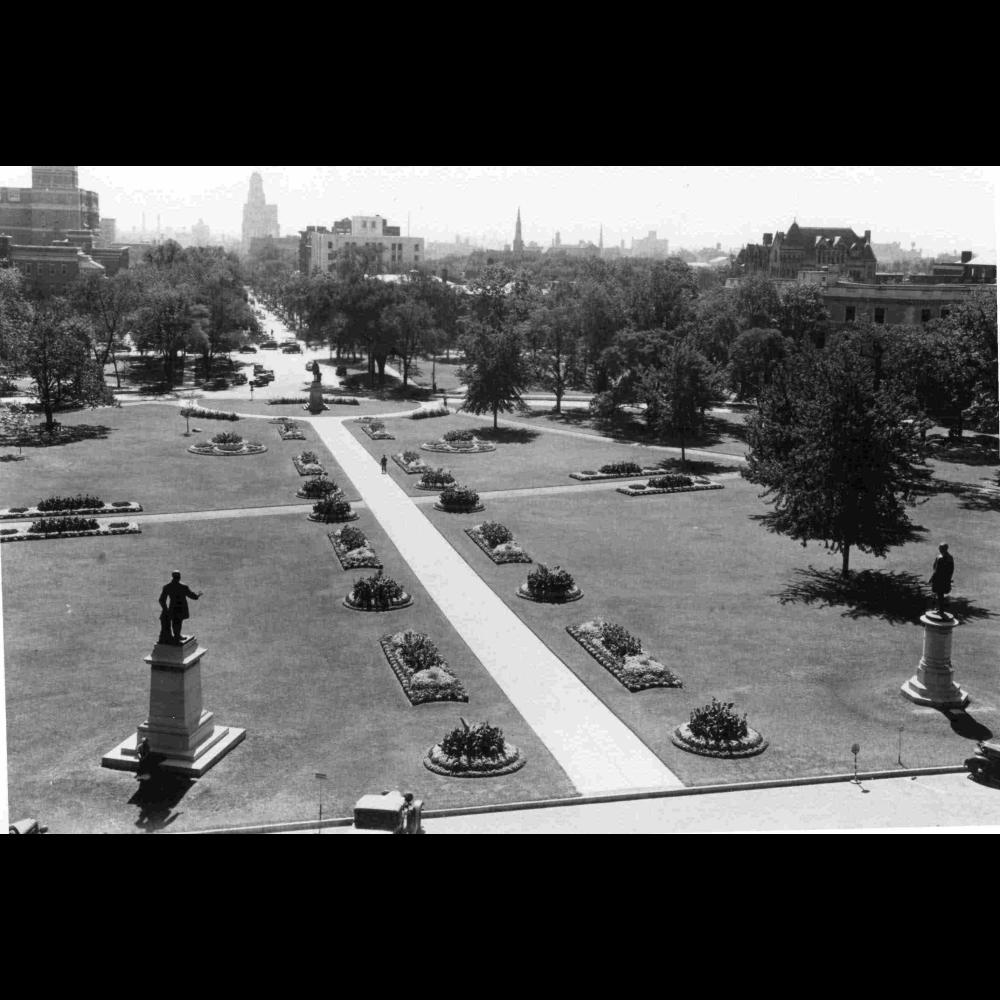 Vue vers le sud sur les terrains de l'édifice de l'Assemblée législative.